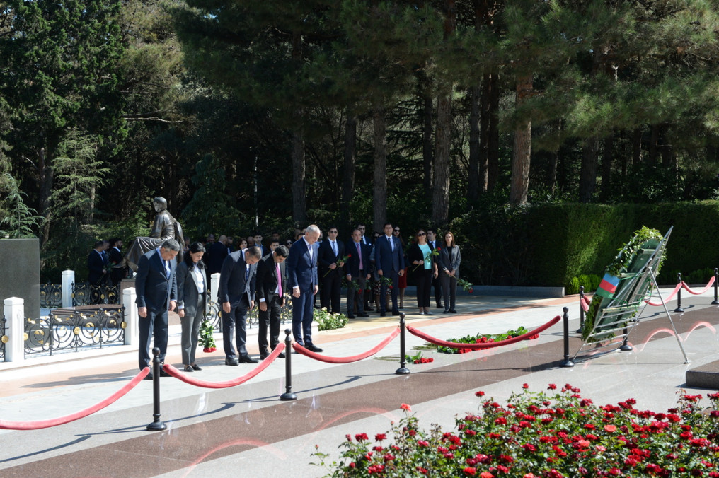 >DTA əməkdaşları və turizm sənayesi nümayəndələri 29 sentyabr - Turizm işçiləri günü ilə əlaqədar Fəxri Xiyabanı ziyarət ediblər