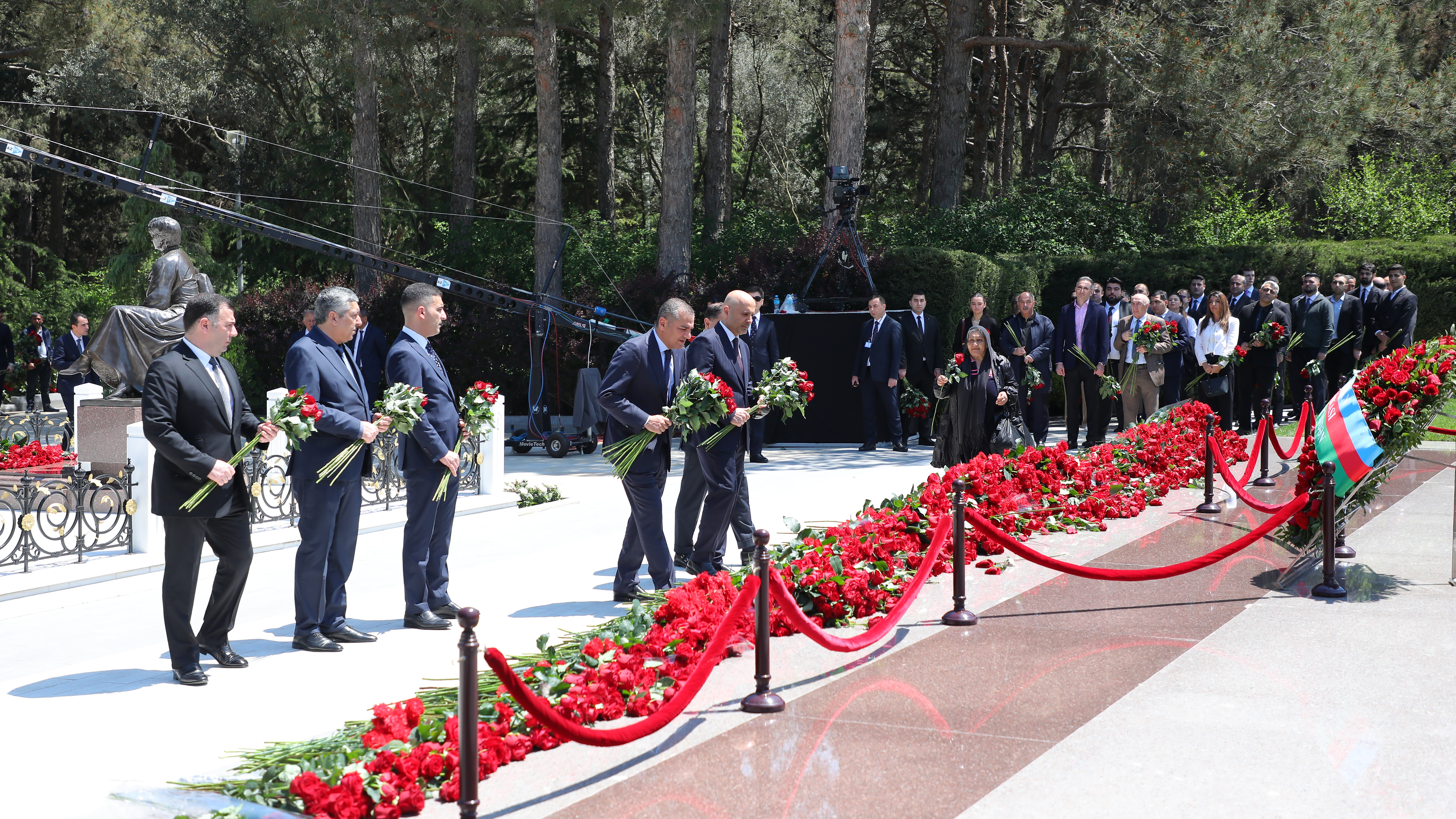 >DTA əməkdaşları və turizm sənayesi nümayəndələri Ulu Öndərin 103-cü ildönümü ilə əlaqədar Fəxri Xiyabanı ziyarət ediblər
