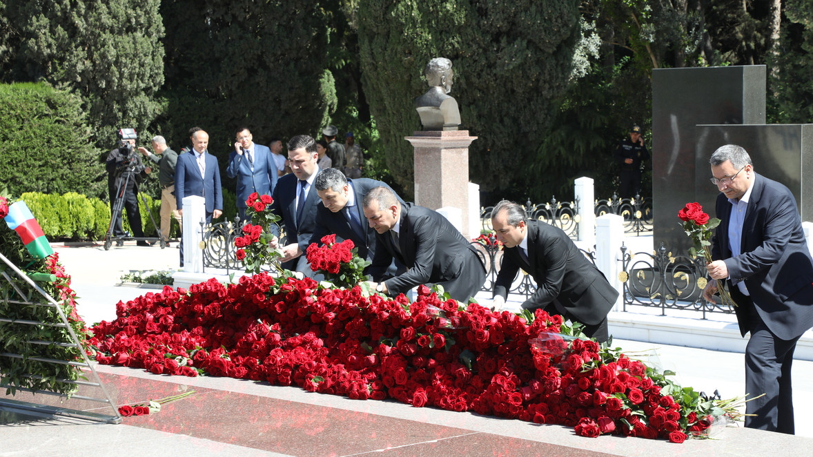 DTA əməkdaşları və turizm sənayesi nümayəndələri Ulu Öndərin 102-ci ildönümü ilə əlaqədar Fəxri Xiyabanı ziyarət ediblər